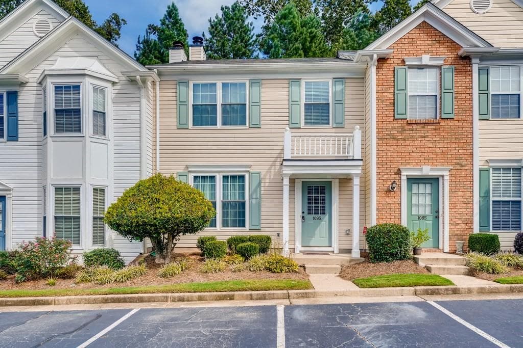 3 bedroom, 3 bathroom, 1,370 sq ft townhouse sold at 1095 Whitestone Ridge, Alpharetta, GA 30005