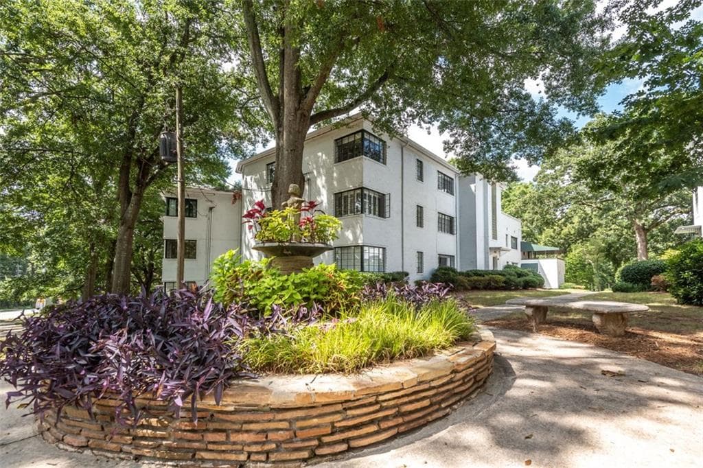 2 bedroom, 2 bathroom, 1,328 sq ft condominium sold at 1120 Briarcliff Road 5, Atlanta, GA 30306