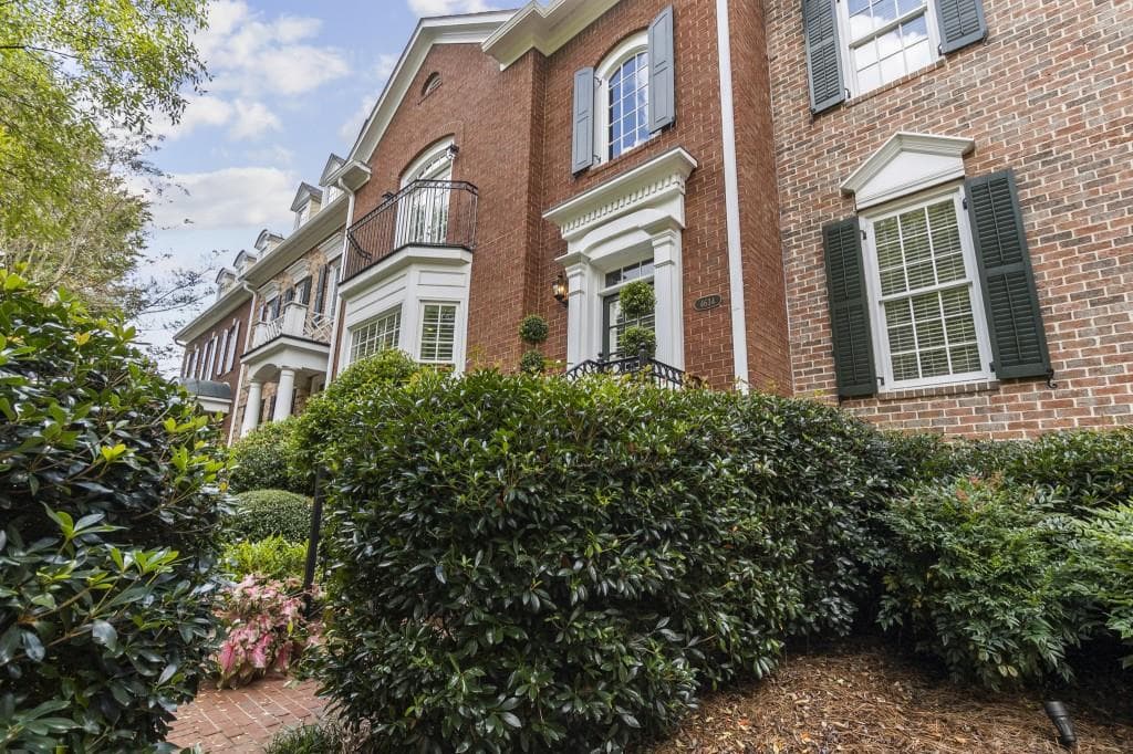 3 bedroom, 4 bathroom, 3,285 sq ft townhouse sold at 4634 Ivygate Circle, Atlanta, GA 30339