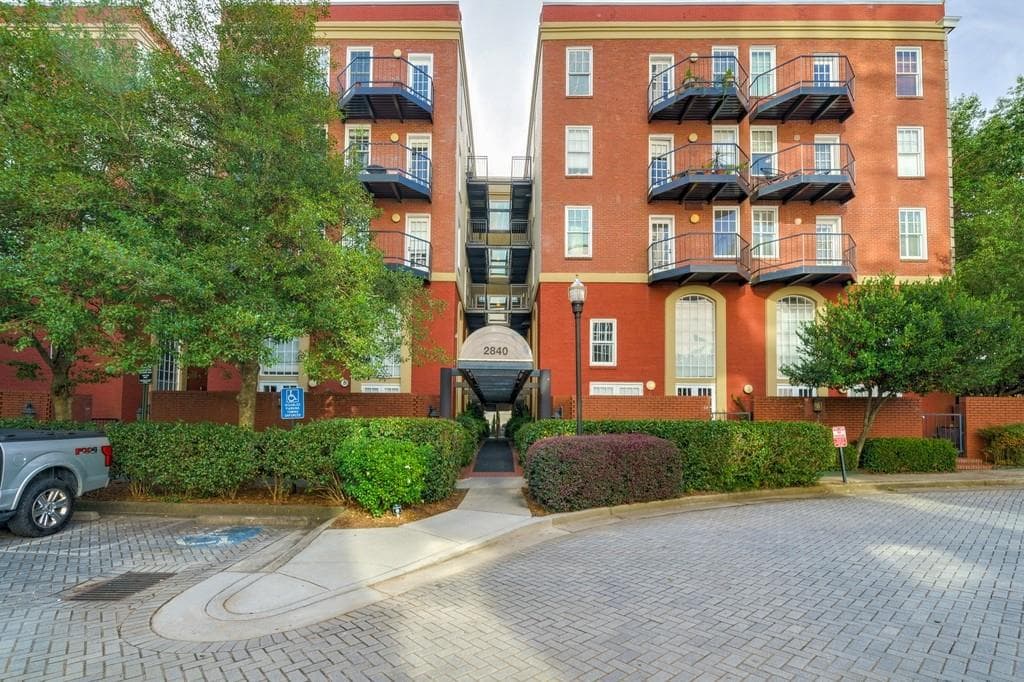 2 bedroom, 2 bathroom, 1,285 sq ft condominium sold at 2840 Peachtree Road 506, Atlanta, GA 30305
