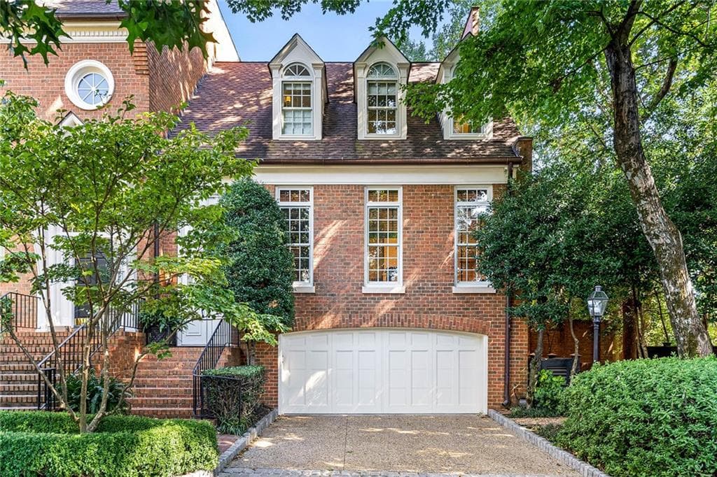 4 bedroom, 4 bathroom, 4,174 sq ft townhouse sold at 2601 Peachtree Road, Atlanta, GA 30305