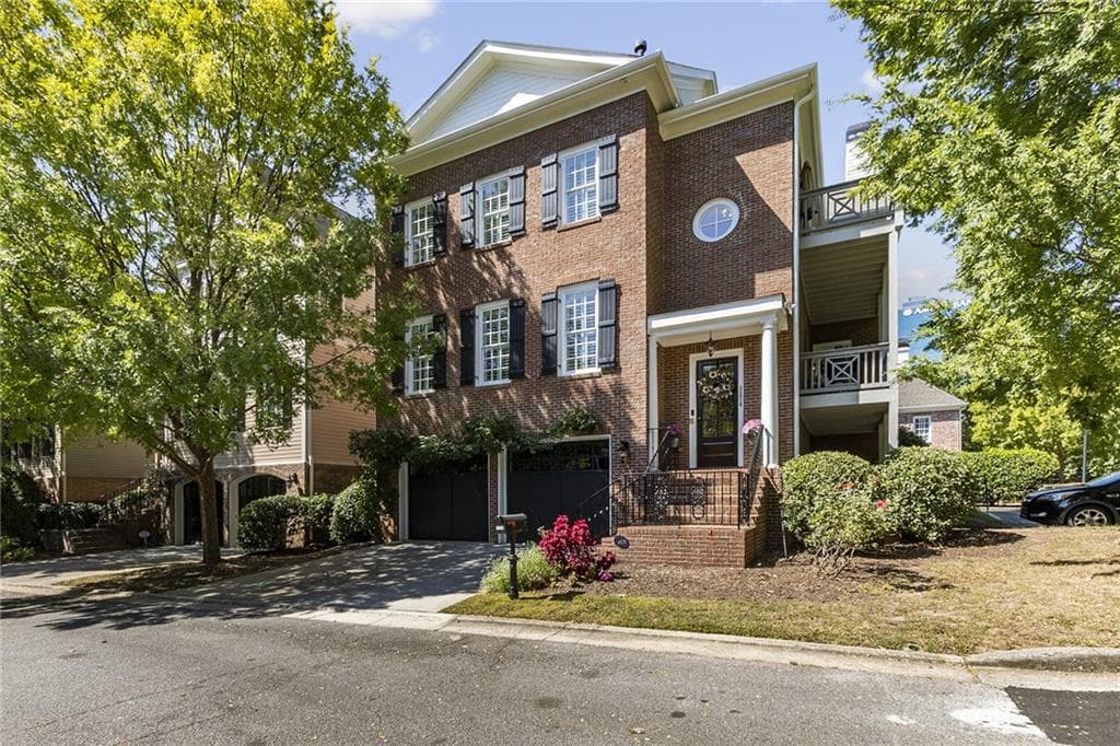 4 bedroom, 5 bathroom, 3,909 sq ft single family residence sold at 3270 Buckhead Forest Mews, Atlanta, GA 30305