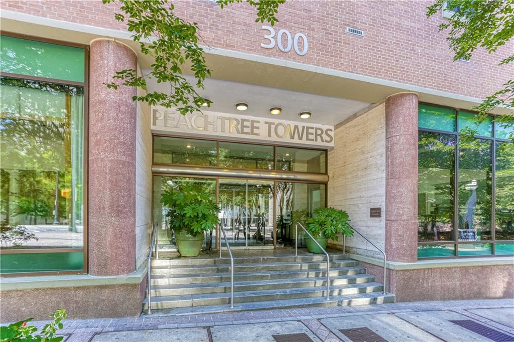 1 bedroom, 1 bathroom, 641 sq ft condominium sold at 300 Peachtree Street 6-O, Atlanta, GA 30308