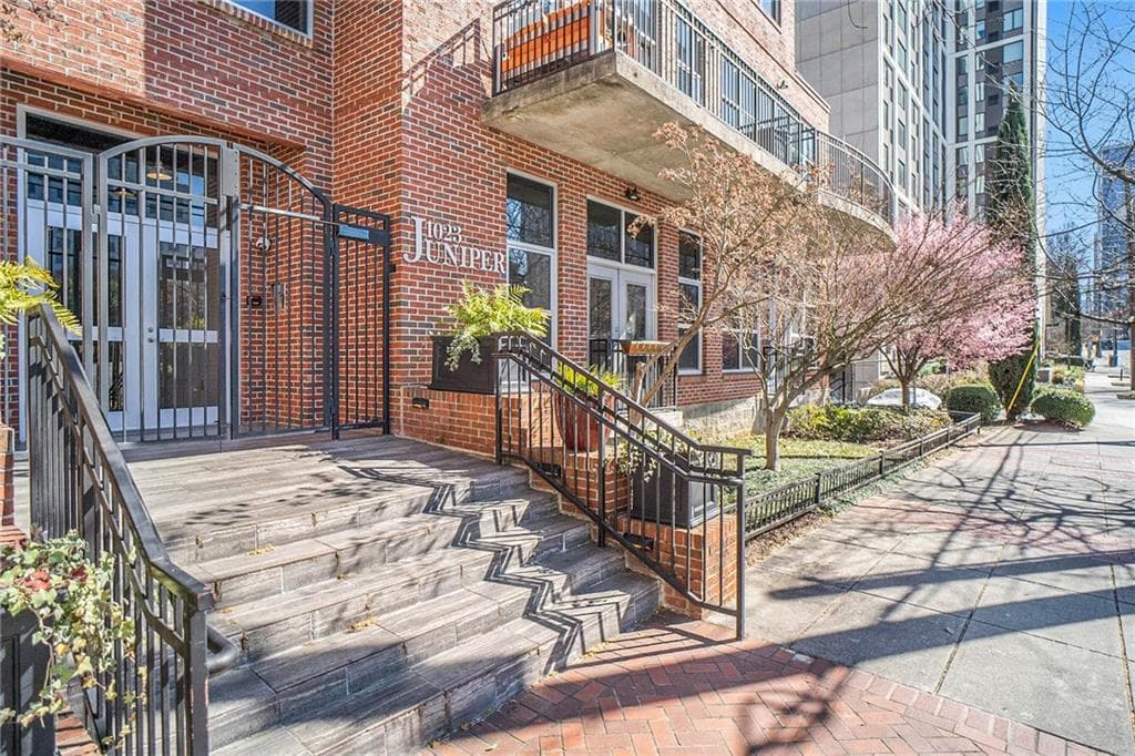1 bedroom, 1 bathroom, 929 sq ft condominium sold at 1023 Juniper Street 107, Atlanta, GA 30309