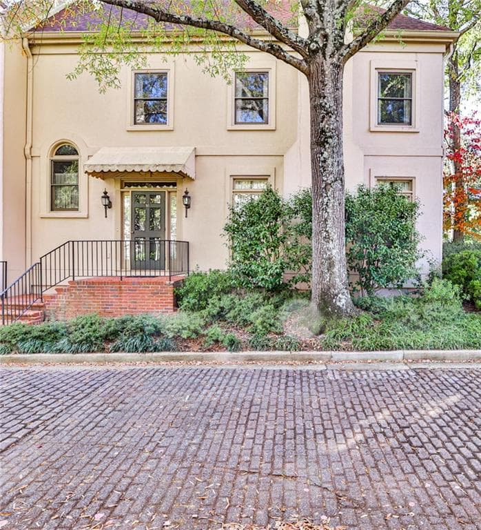 4 bedroom, 4 bathroom, 3,100 sq ft townhouse sold at 2525 Peachtree Road 16, Atlanta, GA 30305