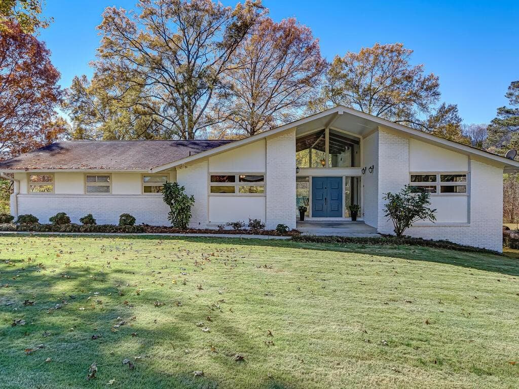 3 bedroom, 3 bathroom, 1,999 sq ft single family residence sold at 4274 Lake Laurel Drive, Smyrna, GA 30082