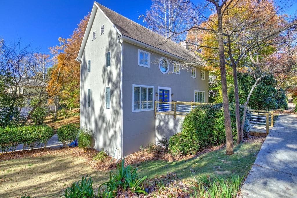 3 bedroom, 3 bathroom, 2,713 sq ft single family residence sold at 520 Emory Circle, Atlanta, GA 30307