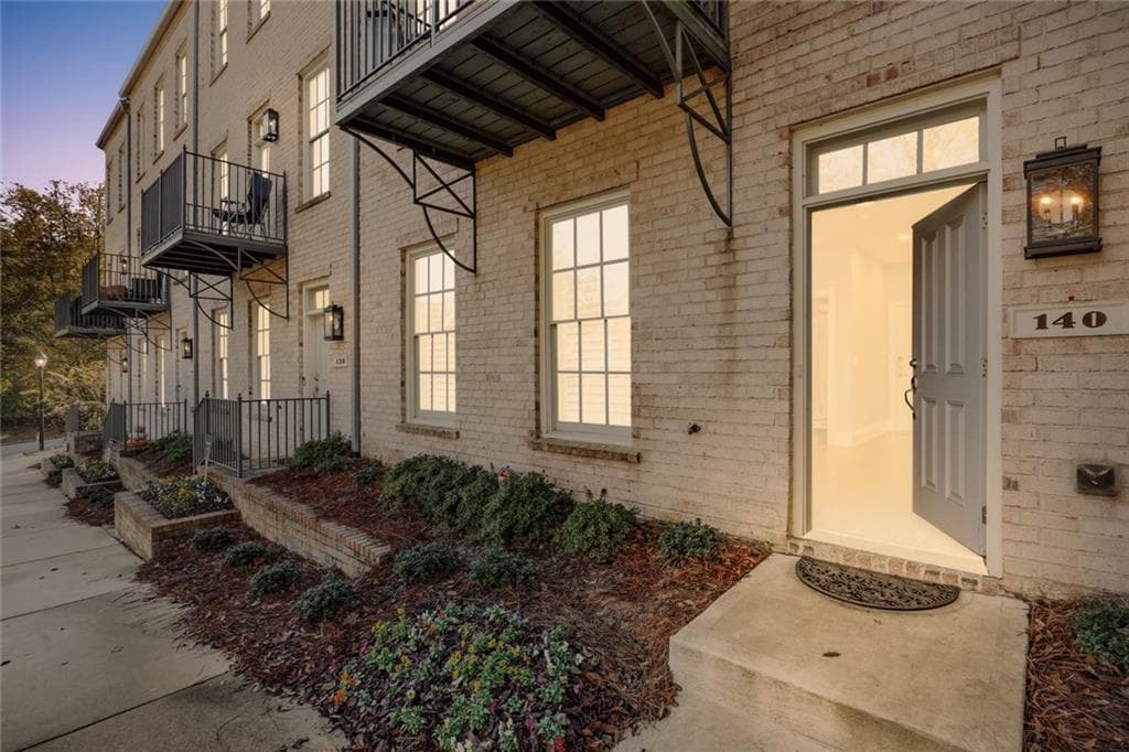 4 bedroom, 4 bathroom, 2,573 sq ft townhouse sold at 140 Clover Court, Roswell, GA 30075