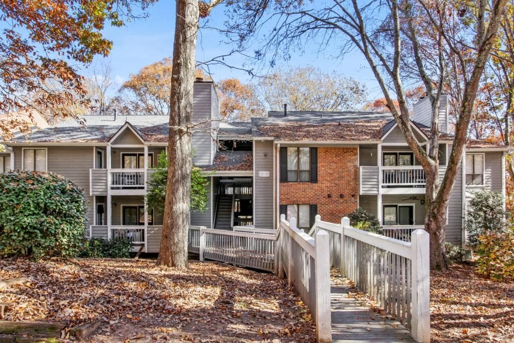 2 bedroom, 1 bathroom, 1,000 sq ft condominium sold at 125 Warm Springs Circle, Roswell, GA 30075