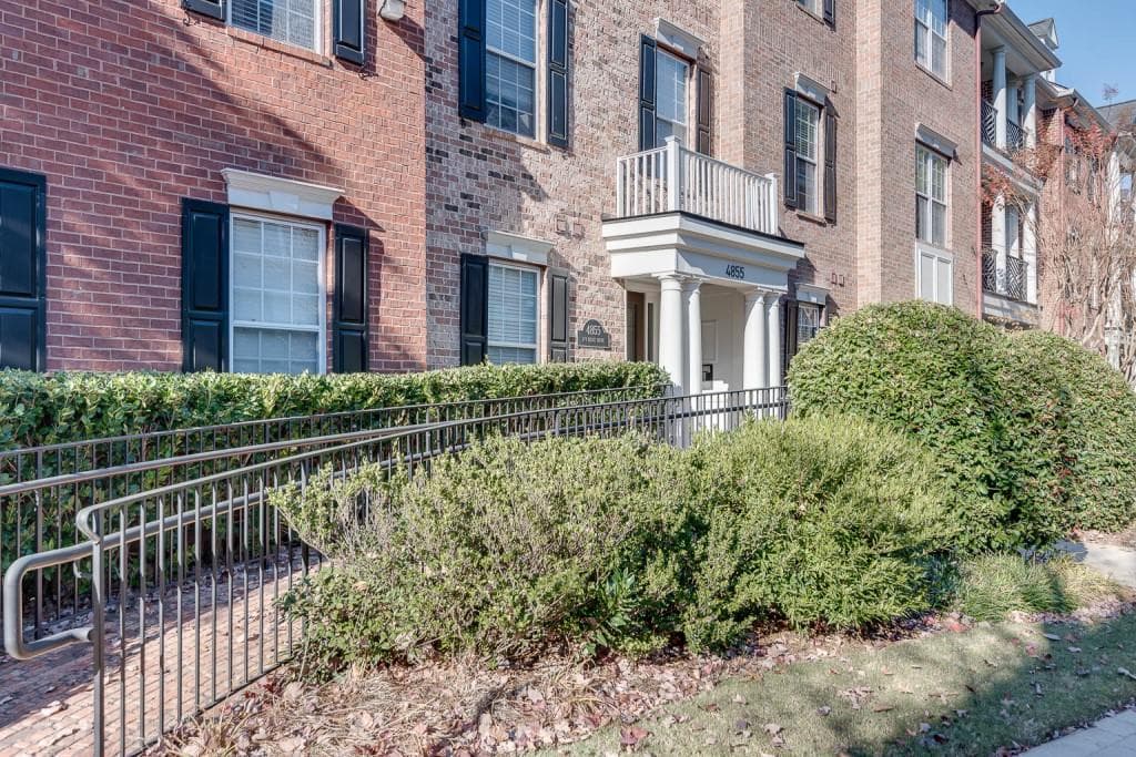 3 bedroom, 3 bathroom, 2,388 sq ft condominium sold at 4855 Ivy Ridge Drive 203, Atlanta, GA 30339