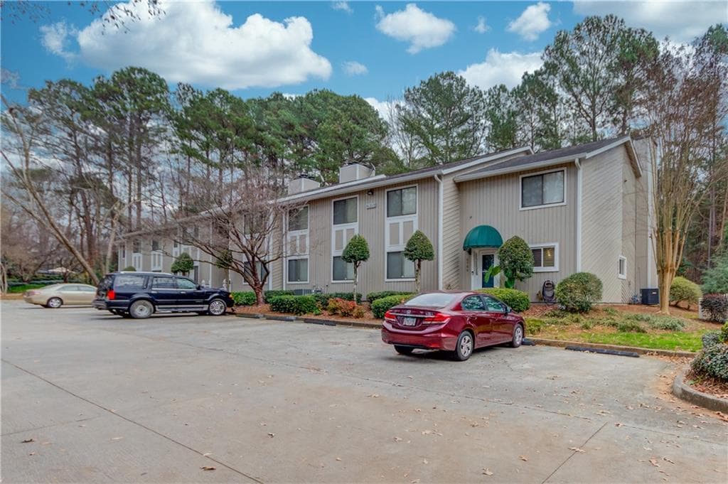 3 bedroom, 2 bathroom, 1,278 sq ft condominium sold at 5708 Woodmont Boulevard, Peachtree Corners, GA 30092