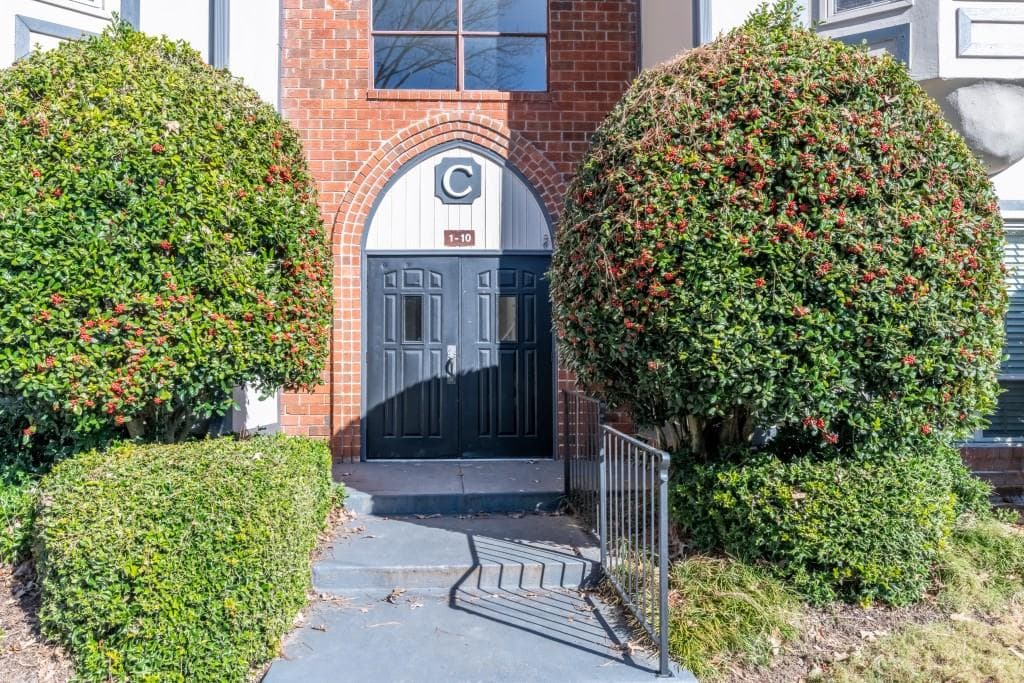 3 bedroom, 2 bathroom, 1,469 sq ft condominium sold at 6851 Roswell Road C-1, Atlanta, GA 30328