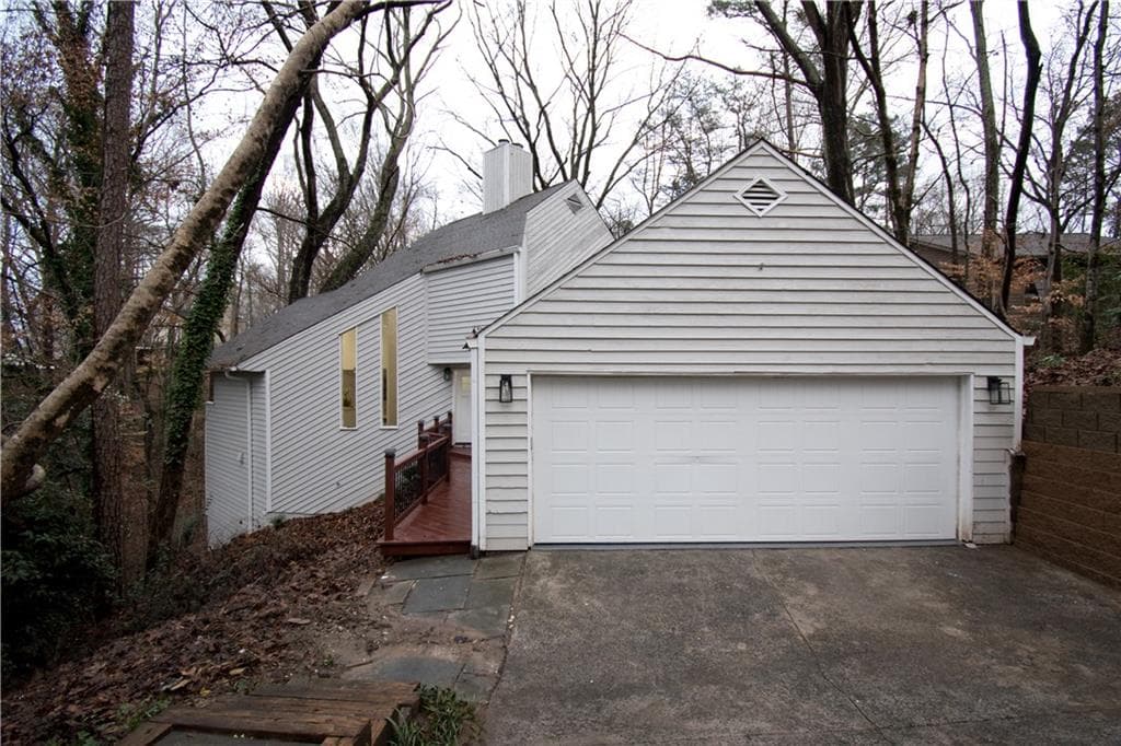 6 bedroom, 3 bathroom, 3,053 sq ft single family residence sold at 4002 Dunbarton Way, Roswell, GA 30075