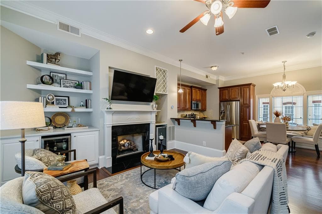 3 bedroom, 3 bathroom, 2,128 sq ft townhouse sold at 3541 Roswell Road 27, Atlanta, GA 30305