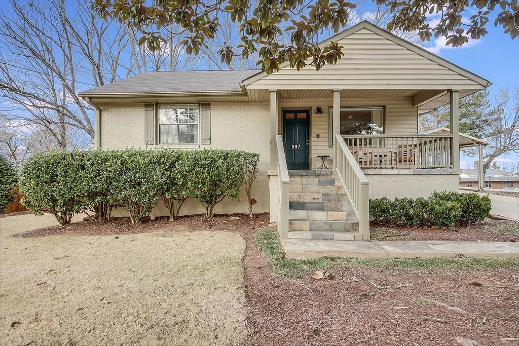 2 bedroom, 1 bathroom, 851 sq ft single family residence sold at 897 Powder Springs Street, Smyrna, GA 30080