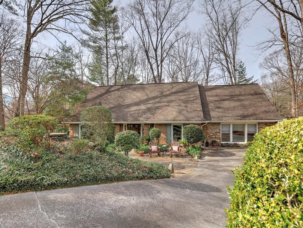 320 Thornwood Drive, Sandy Springs, GA 30328 — most recent listing photo