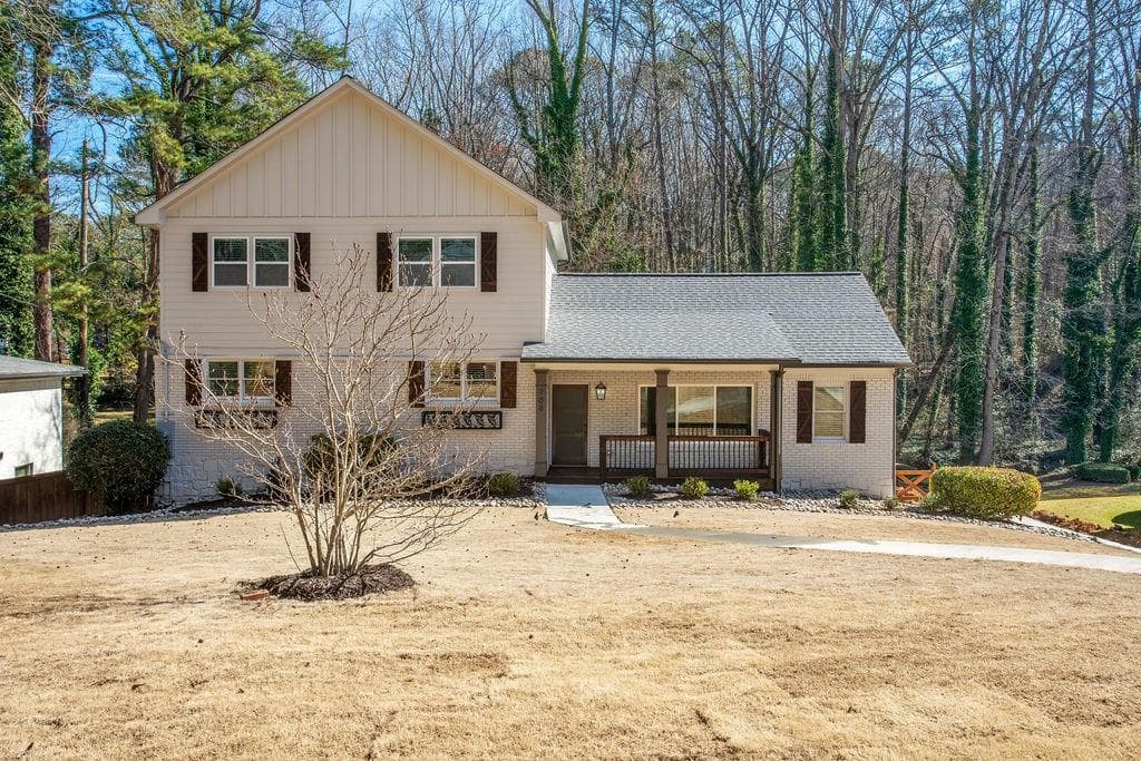 5 bedroom, 4 bathroom, 3,000 sq ft single family residence sold at 708 Lynn Valley Road, Atlanta, GA 30311