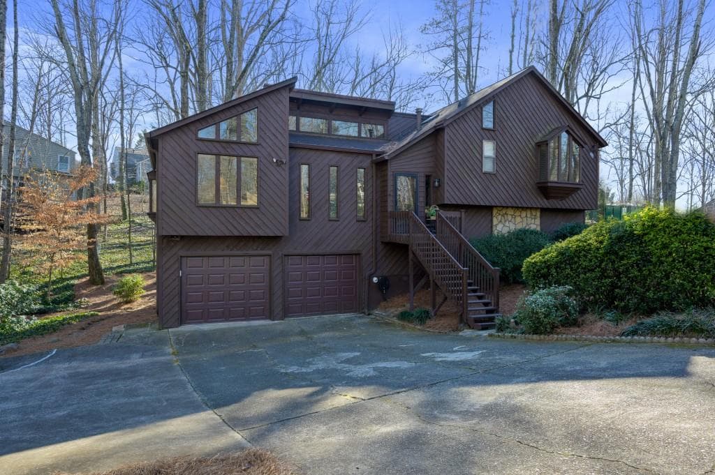 4 bedroom, 3 bathroom, 2,560 sq ft single family residence sold at 3704 Thornwood Way, Marietta, GA 30062