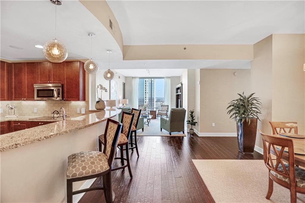 3 bedroom, 3 bathroom, 2,092 sq ft condominium sold at 2795 Peachtree Road 2303, Atlanta, GA 30305