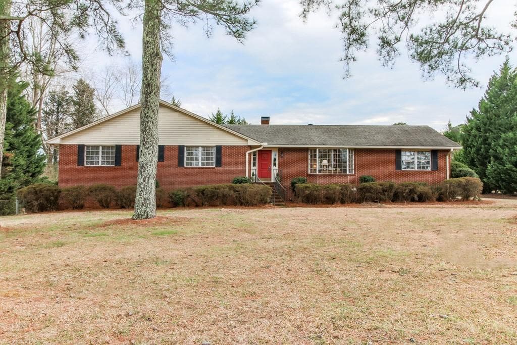 4 bedroom, 3 bathroom single family residence sold at 4995 Lakewood Drive, Acworth, GA 30101