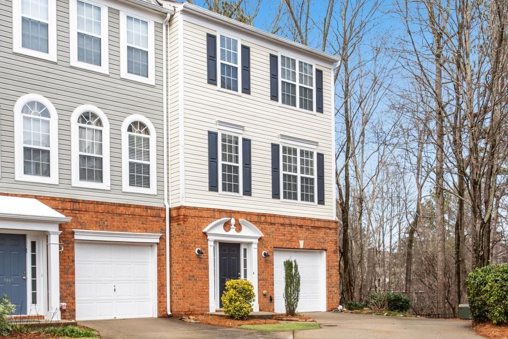 3 bedroom, 4 bathroom, 1,934 sq ft townhouse sold at 3341 Lathenview Court, Alpharetta, GA 30004
