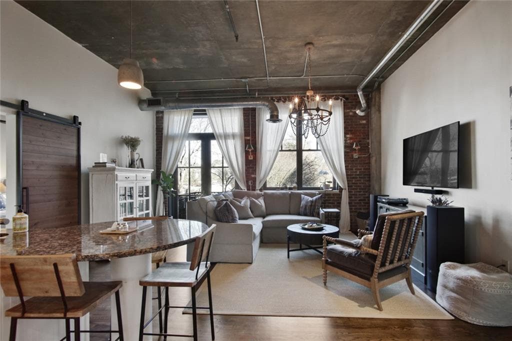 2 bedroom, 2 bathroom, 1,080 sq ft condominium sold at 3235 Roswell Road 520, Atlanta, GA 30305