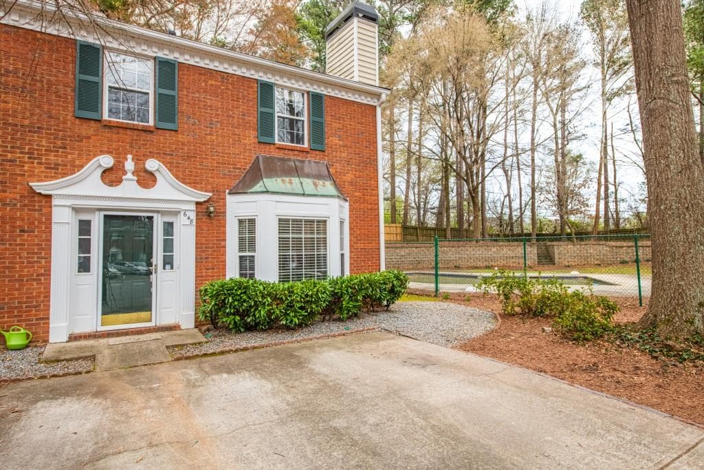 3 bedroom, 3 bathroom, 1,600 sq ft townhouse sold at 648 Anderson Walk, Marietta, GA 30062