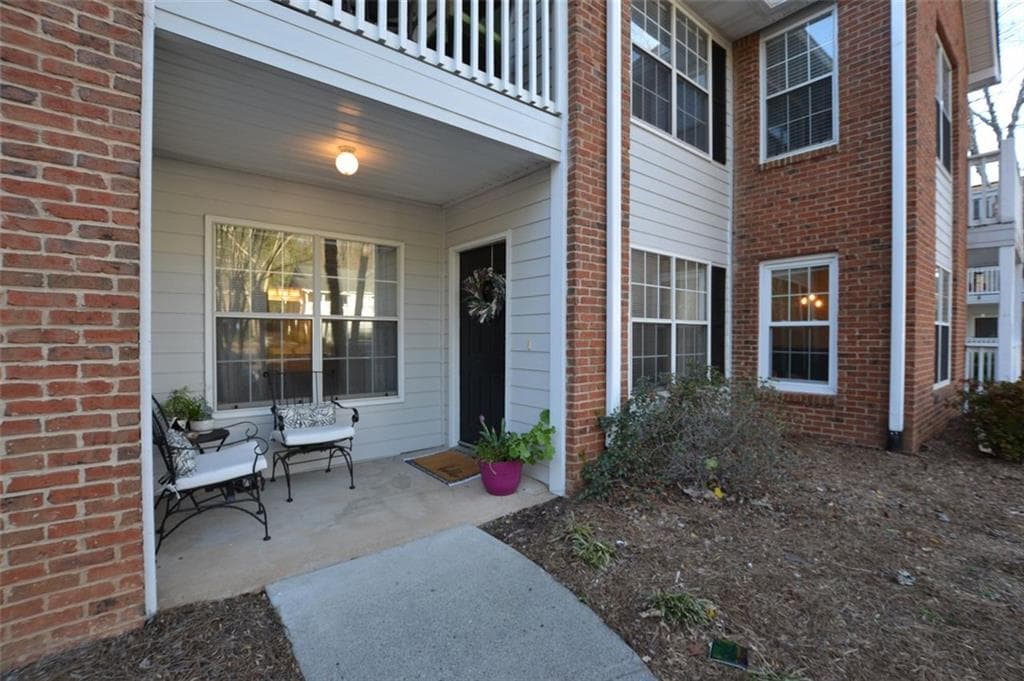 2 bedroom, 2 bathroom, 1,270 sq ft condominium sold at 318 STREAMSIDE Drive, Roswell, GA 30076