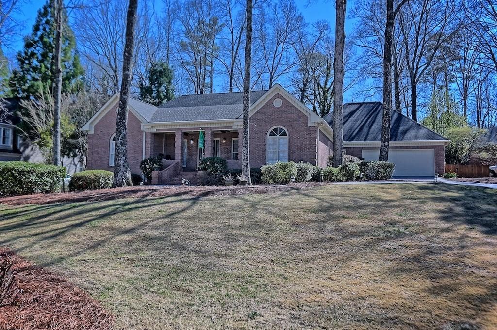 4 bedroom, 3 bathroom, 3,017 sq ft single family residence sold at 300 Wexford Glen, Roswell, GA 30075