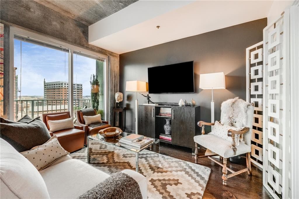 2 bedroom, 2 bathroom, 1,046 sq ft condominium sold at 943 Peachtree Street 1110, Atlanta, GA 30309