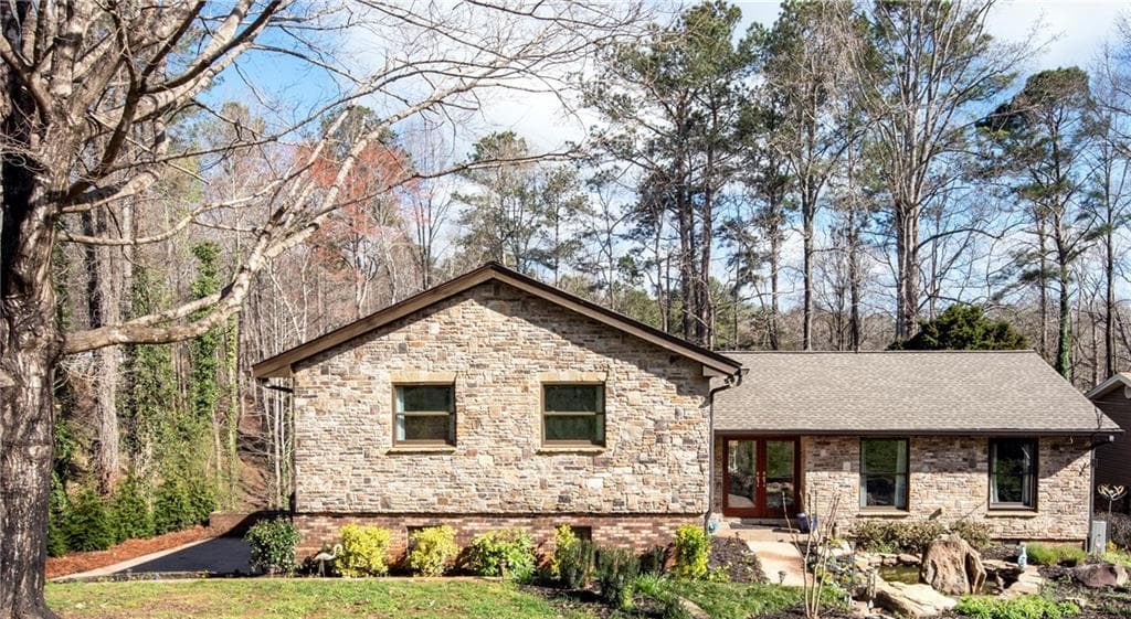3 bedroom, 3 bathroom, 2,307 sq ft single family residence sold at 9040 RUBY Lane, Gainesville, GA 30506