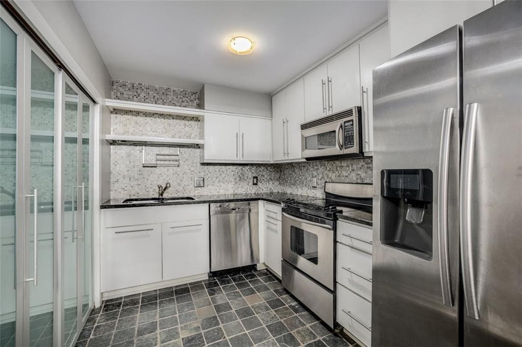 2 bedroom, 2 bathroom, 1,128 sq ft condominium sold at 2840 PEACHTREE Road 104, Atlanta, GA 30305