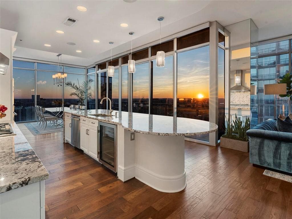 3 bedroom, 3 bathroom, 2,288 sq ft condominium sold at 1065 Peachtree Street 3402, Atlanta, GA 30309