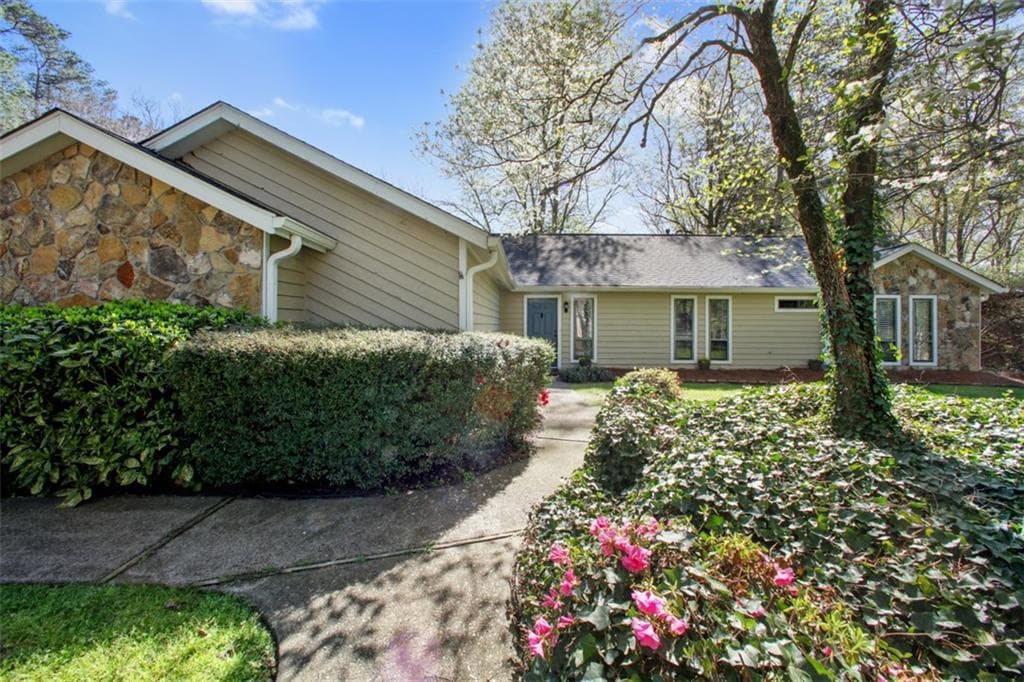 3 bedroom, 2 bathroom, 2,062 sq ft single family residence sold at 4380 Oak Lane, Marietta, GA 30062