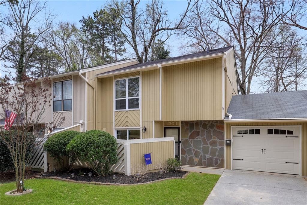3 bedroom, 3 bathroom, 1,405 sq ft townhouse sold at 2304 Colonial Drive, Brookhaven, GA 30319