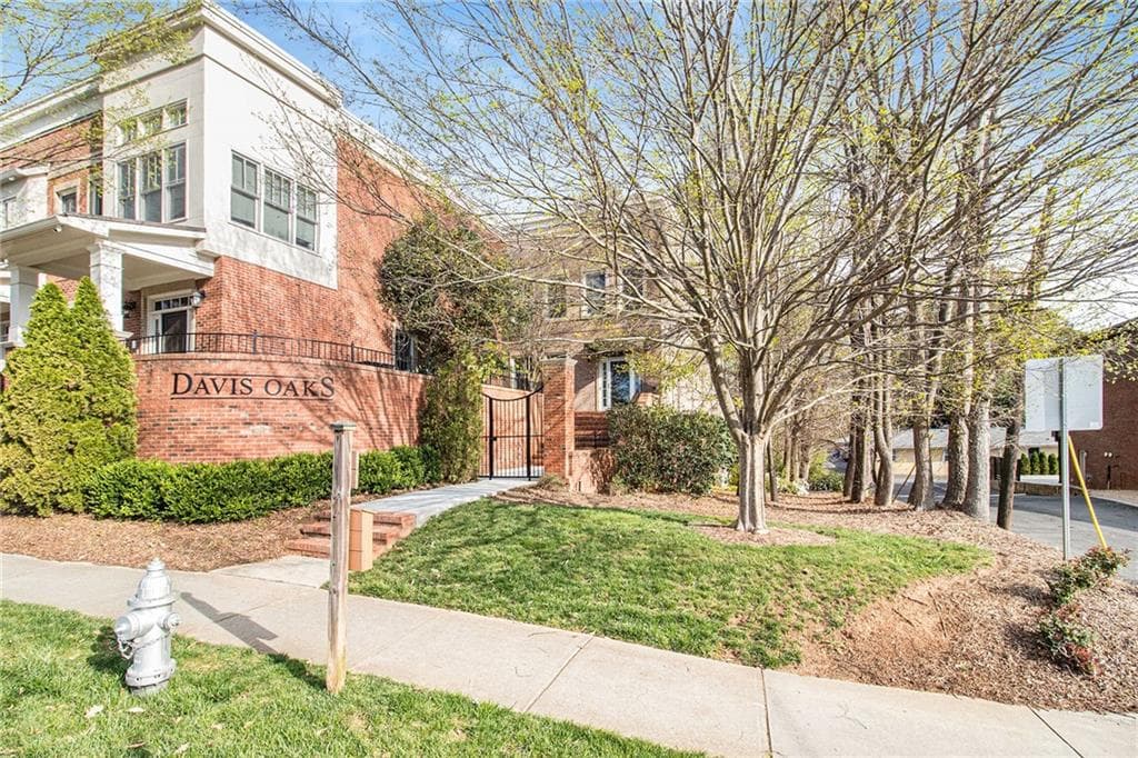 4 bedroom, 4 bathroom, 2,772 sq ft townhouse sold at 2737 Davis Oaks Place 21, Decatur, GA 30033