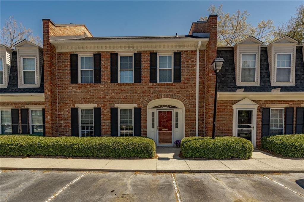 3 bedroom, 3 bathroom, 1,560 sq ft townhouse sold at 15 Kings Tavern Place, Atlanta, GA 30318
