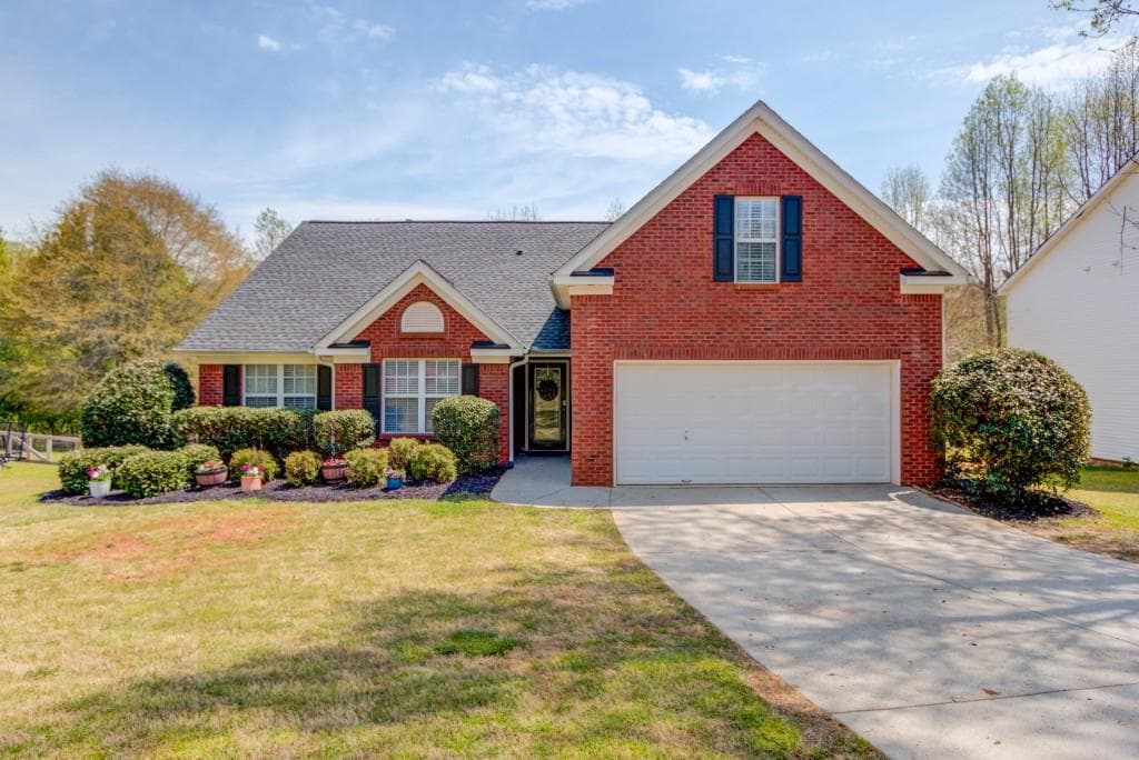 3 bedroom, 2 bathroom, 1,783 sq ft single family residence sold at 8070 Garden Oak Court, Cumming, GA 30041