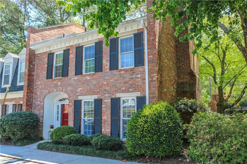 3 bedroom, 3 bathroom, 1,560 sq ft townhouse sold at 14 Queen Anne Place, Atlanta, GA 30318