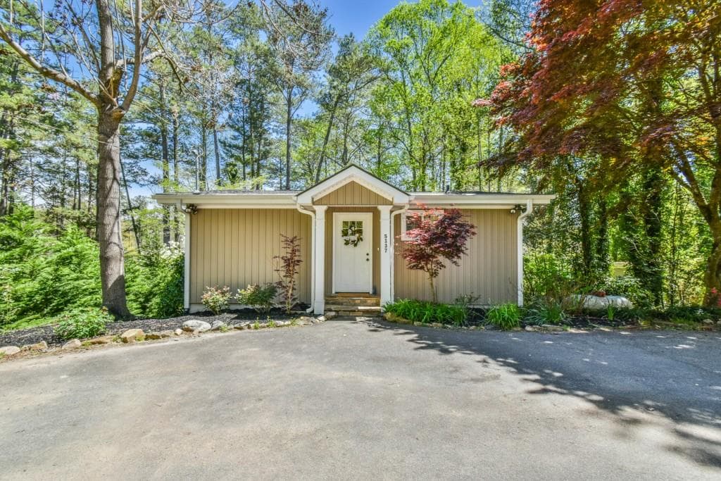 3 bedroom, 1 bathroom, 896 sq ft single family residence sold at 5137 Smith Lane, Gainesville, GA 30506