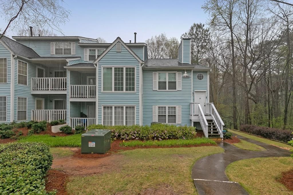 2 bedroom, 2 bathroom, 1,223 sq ft condominium sold at 704 Glenleaf Drive, Peachtree Corners, GA 30092