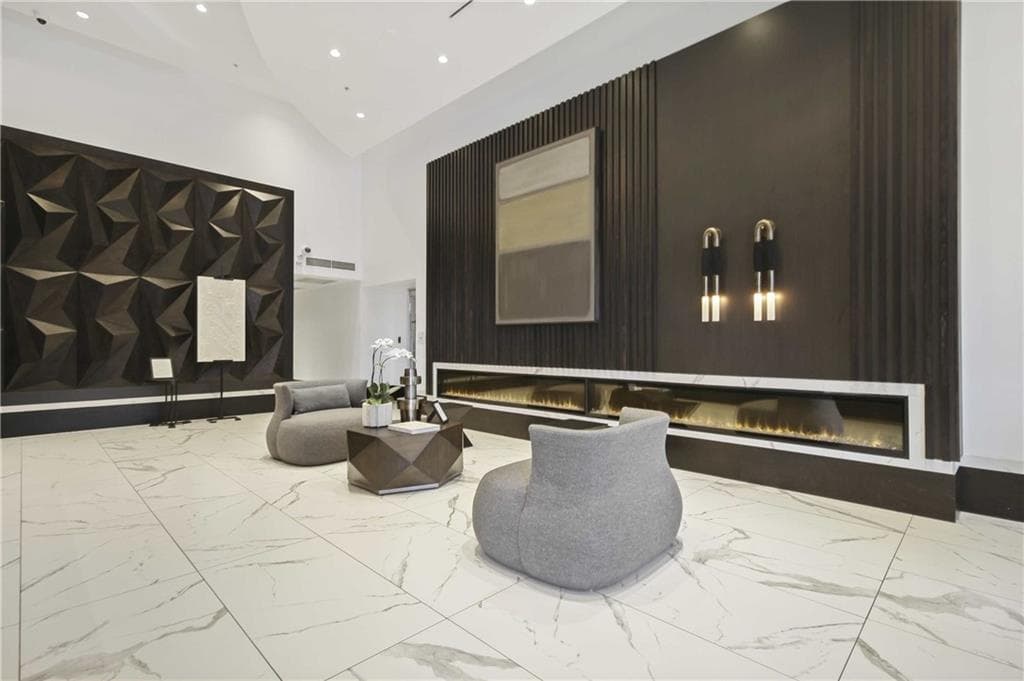 2 bedroom, 2 bathroom, 1,075 sq ft condominium sold at 400 W Peachtree Street 1511, Atlanta, GA 30308