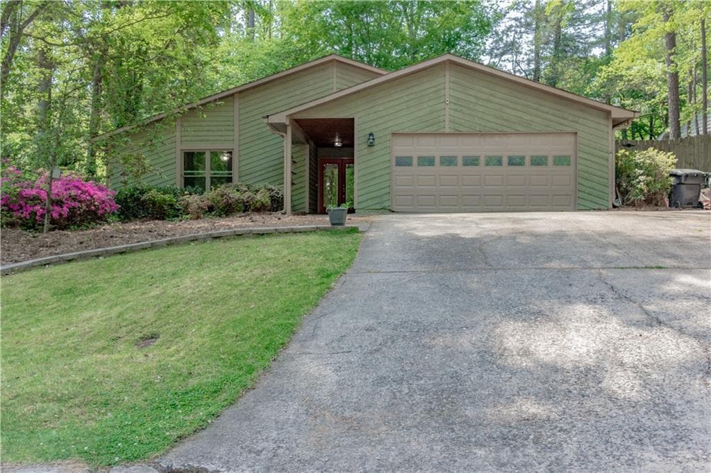 4 bedroom, 2 bathroom, 1,626 sq ft single family residence sold at 520 Creekwood Crossing, Roswell, GA 30076