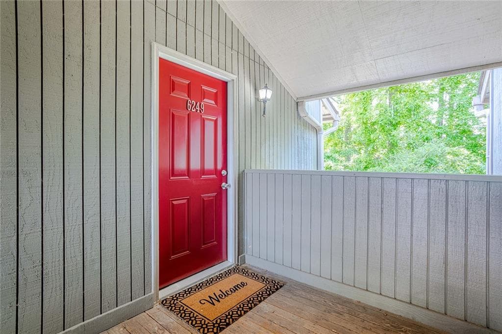 2 bedroom, 1 bathroom, 977 sq ft condominium sold at 6249 Overlook Road, Peachtree Corners, GA 30092