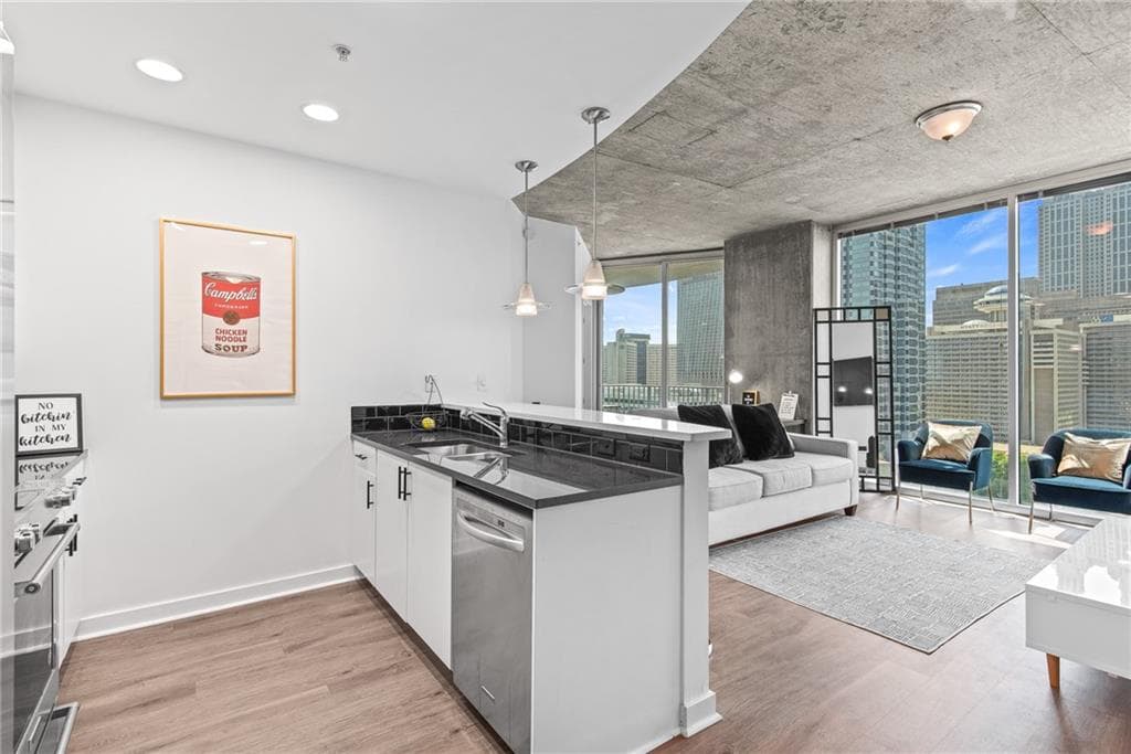 2 bedroom, 2 bathroom, 1,075 sq ft condominium sold at 400 W Peachtree Street 2011, Atlanta, GA 30308
