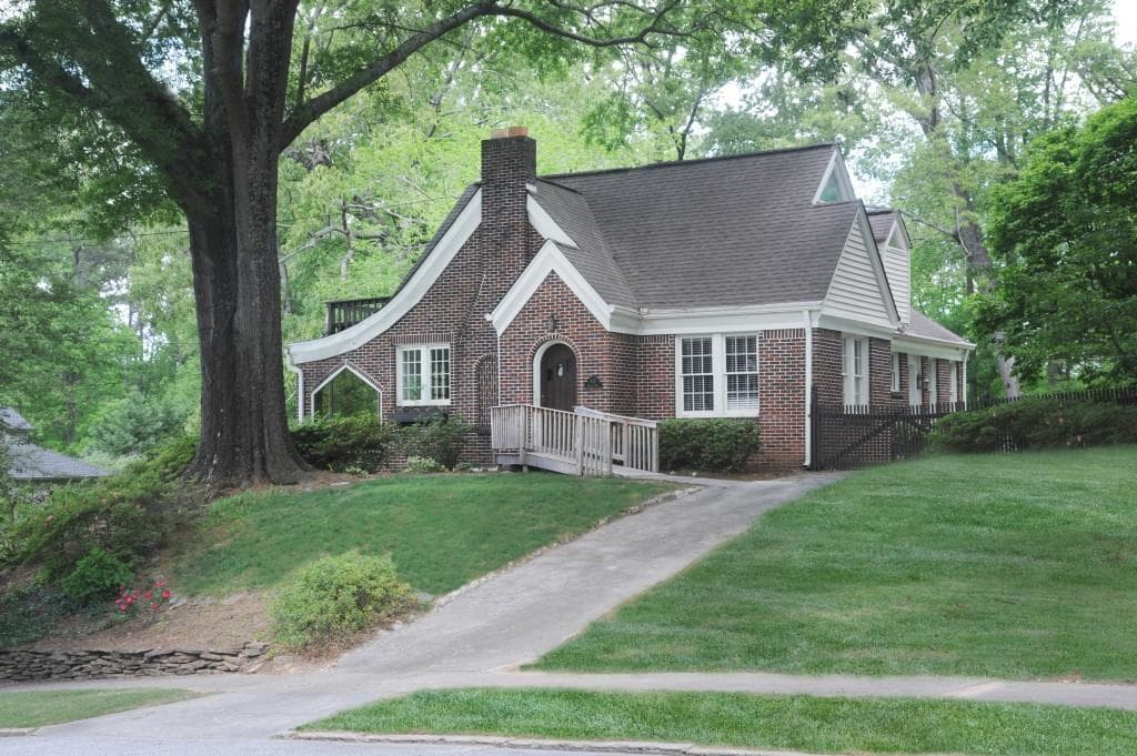 3 bedroom, 3 bathroom, 2,374 sq ft single family residence sold at 657 Wilson Road, Atlanta, GA 30318