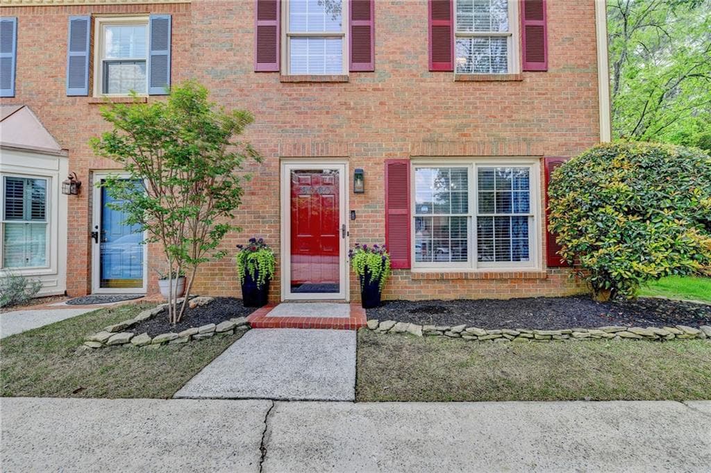 2 bedroom, 3 bathroom, 1,727 sq ft townhouse sold at 9060 Cobbler Court, Roswell, GA 30076