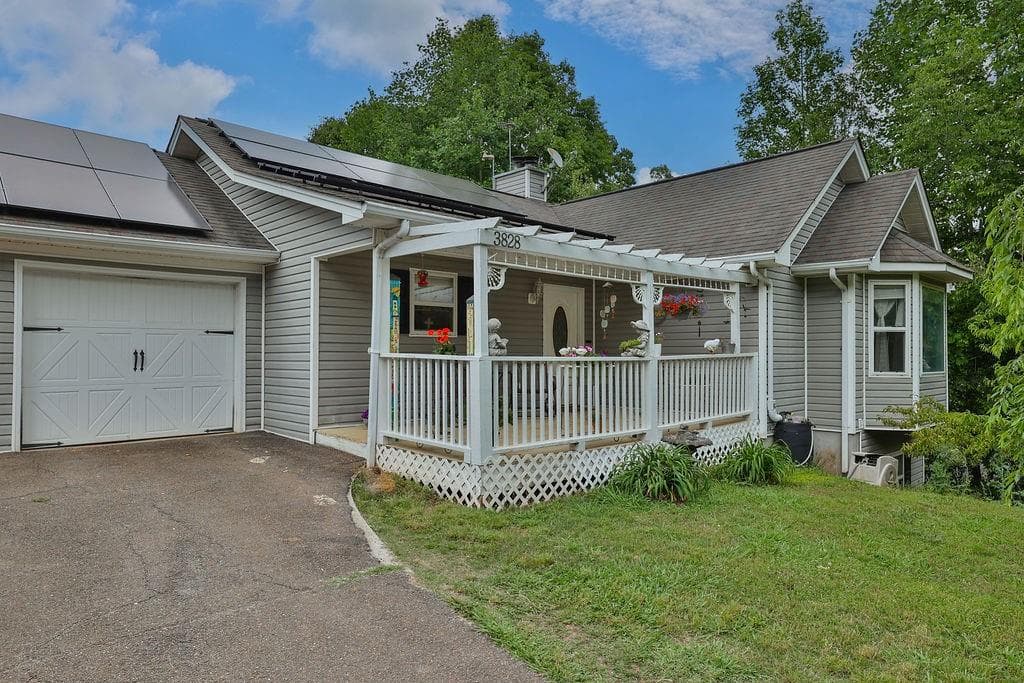 3828 Clubhouse Drive, Gainesville, GA 30501 — most recent listing photo