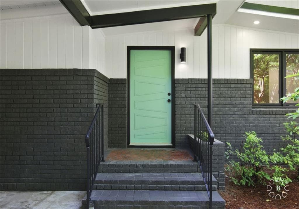 6 bedroom, 3 bathroom single family residence sold at 905 VISTAVIA Circle, Decatur, GA 30033