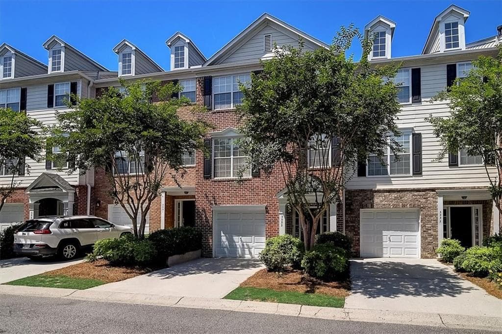 3 bedroom, 4 bathroom, 1,907 sq ft townhouse sold at 3553 Chattahoochee Summit Lane 23, Atlanta, GA 30339